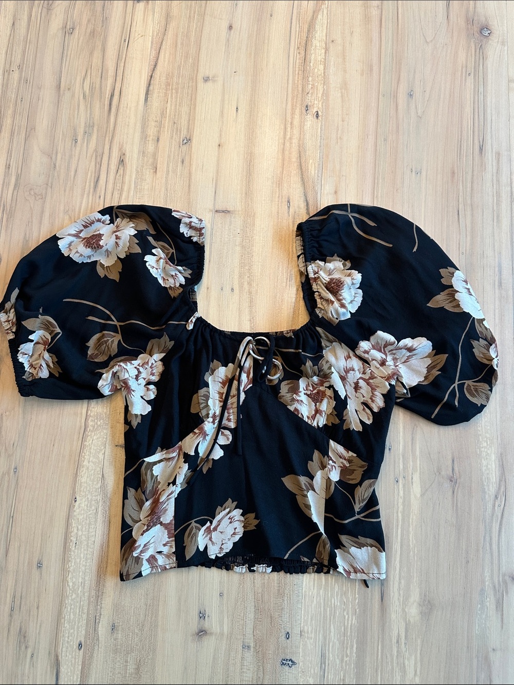 Saltwater Luxe Floral Puff-Sleeve Crop Top Black & Cream